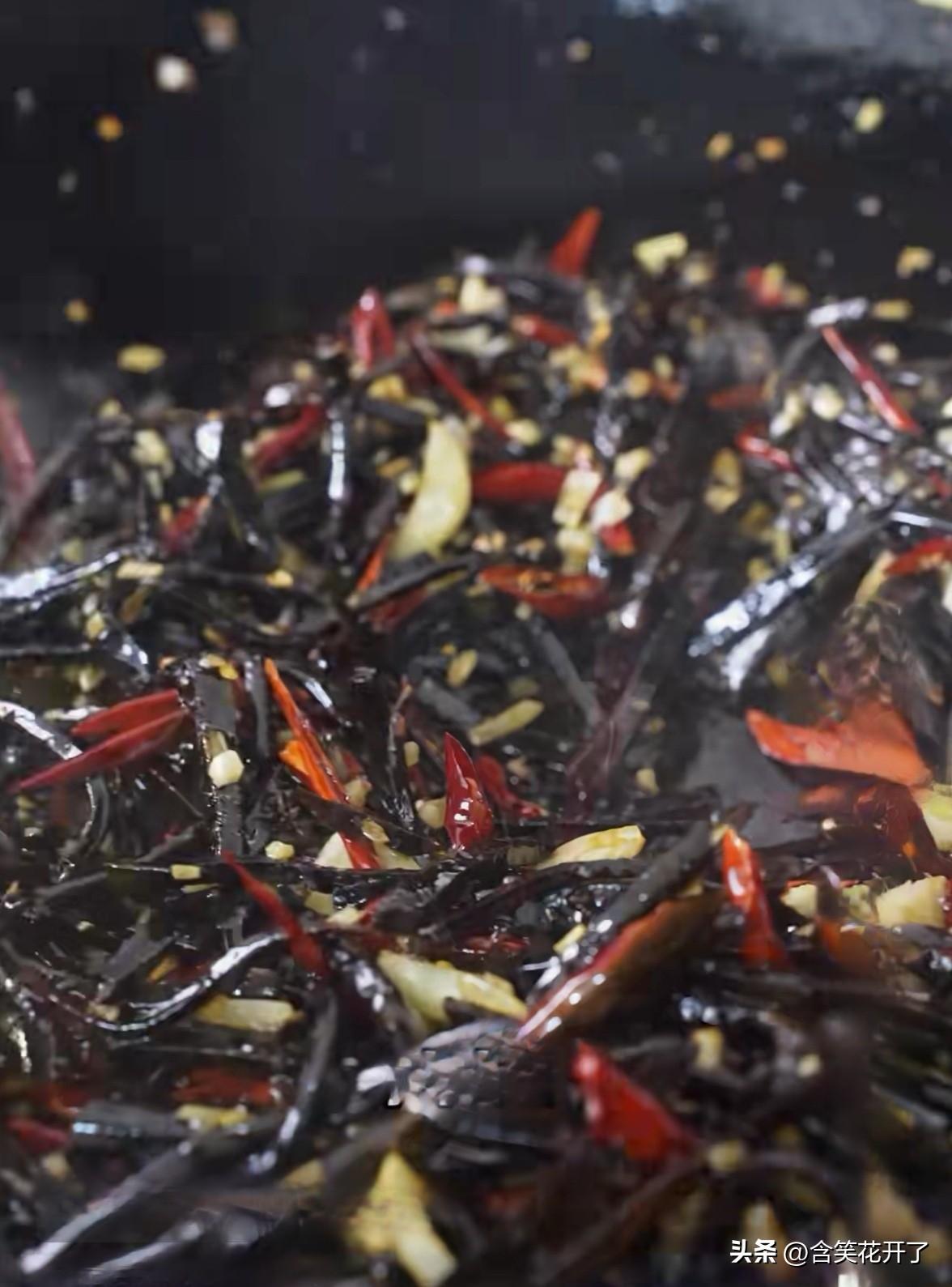 你心中稀饭的最强配菜是什么?
一口热稀饭，一口黑咸菜，咸香压得住清淡，温润熨帖肠
