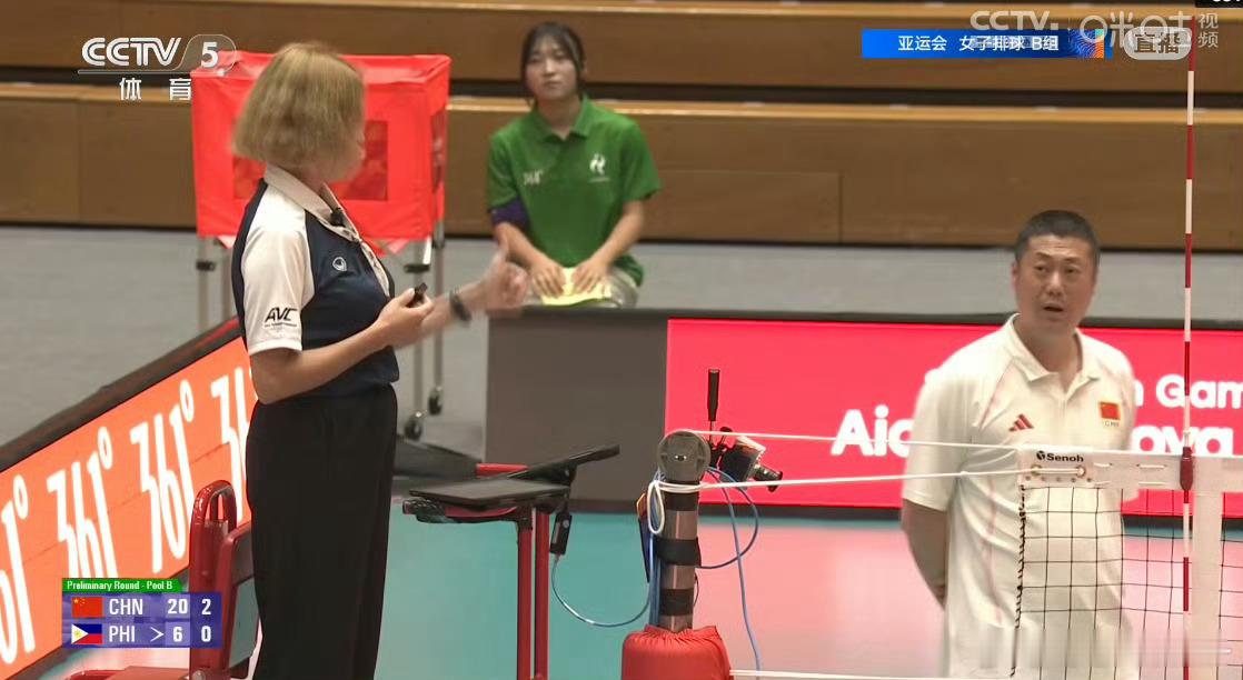 名古屋亚运女排首轮对决，中国女排直落三局战胜菲律宾，比赛过程存在拉锯，姑娘们沉着