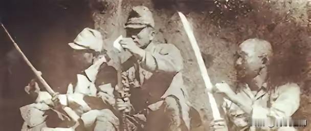 1945年8月，辽宁太平房村，一名姓寇的孕妇被日本兵从草垛里拖了出来。他们一刺刀