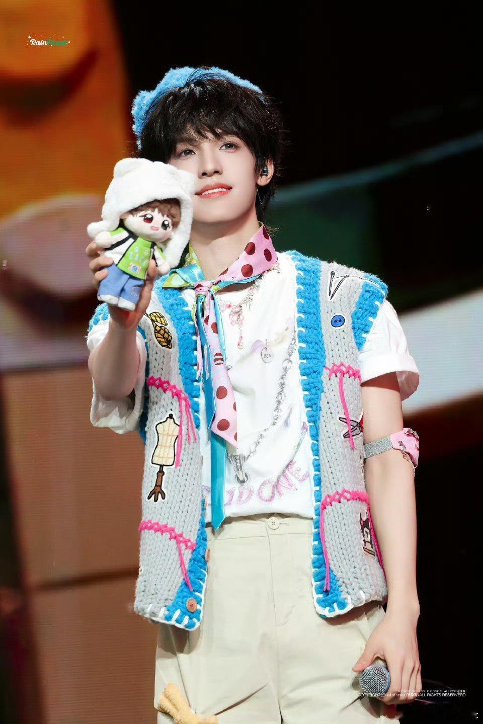 张泽禹别看手机看看我吧张泽禹毛绒小王冠 张泽禹戴蓝毛绒王冠帅到犯规！清爽五官超亮