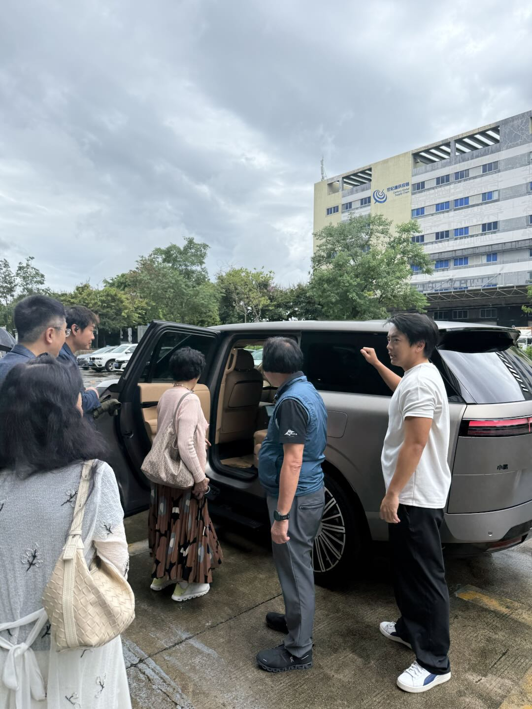 香港地产豪门郭氏家族买小鹏GX继经纬中国张颖、58同城姚劲波、纪源资本符绩勋之后