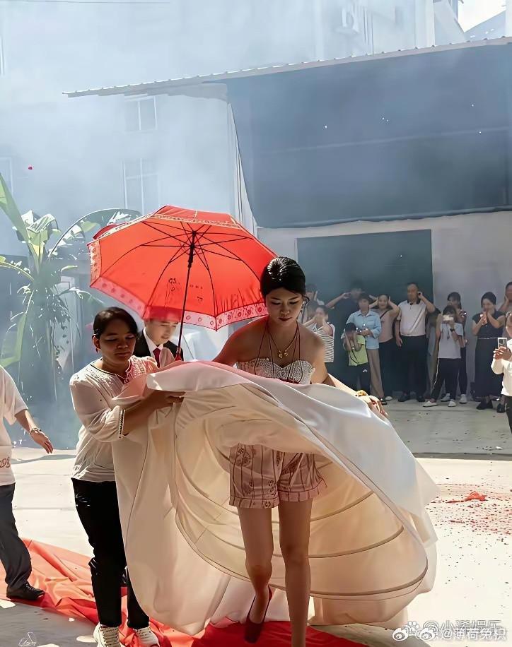 新娘子穿得这么随便啊 看来不是自己想嫁的人 ​​​