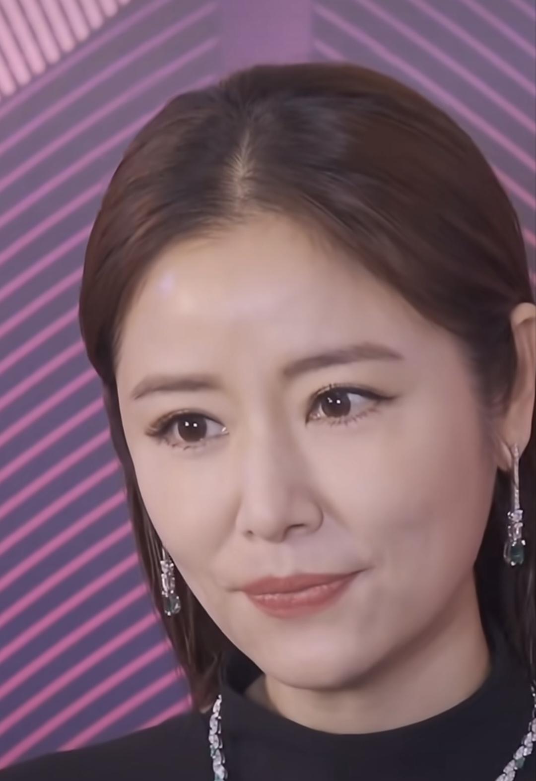 林心如头脸直接对着镜头，依然是纯纯的大美女啊！细细端详还真有电视剧《还珠格格》中