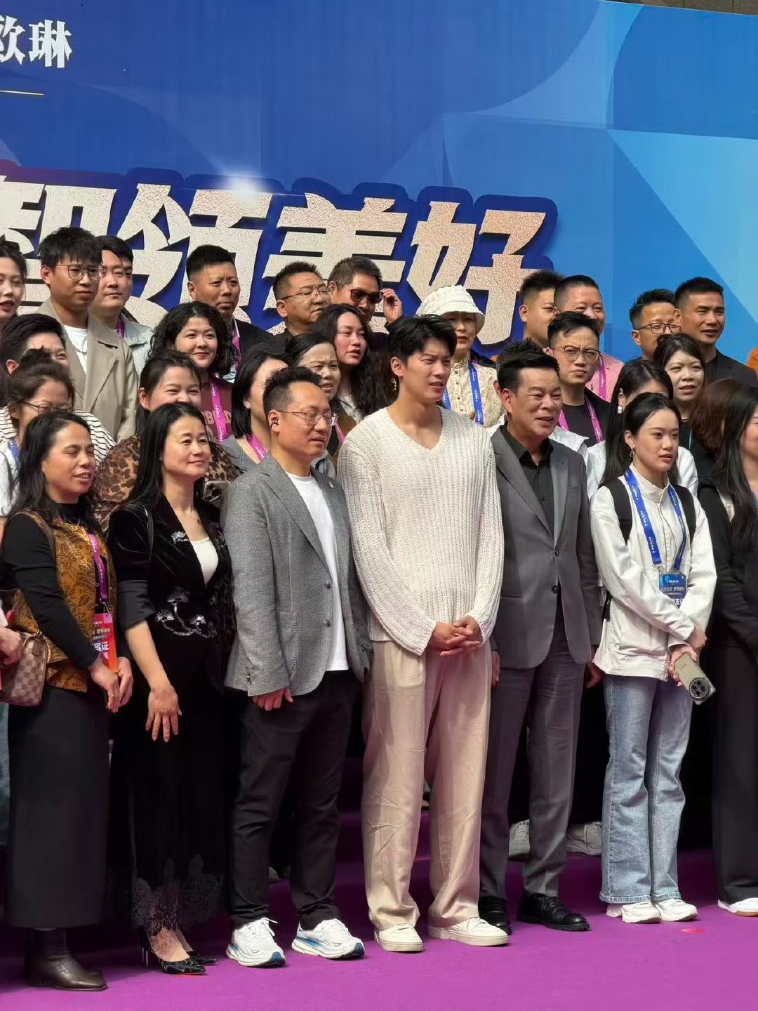 汪顺在宁波参加活动 是谁在宁波偶遇汪顺了啊！依旧帅气！人群中依旧最亮眼的那个！多