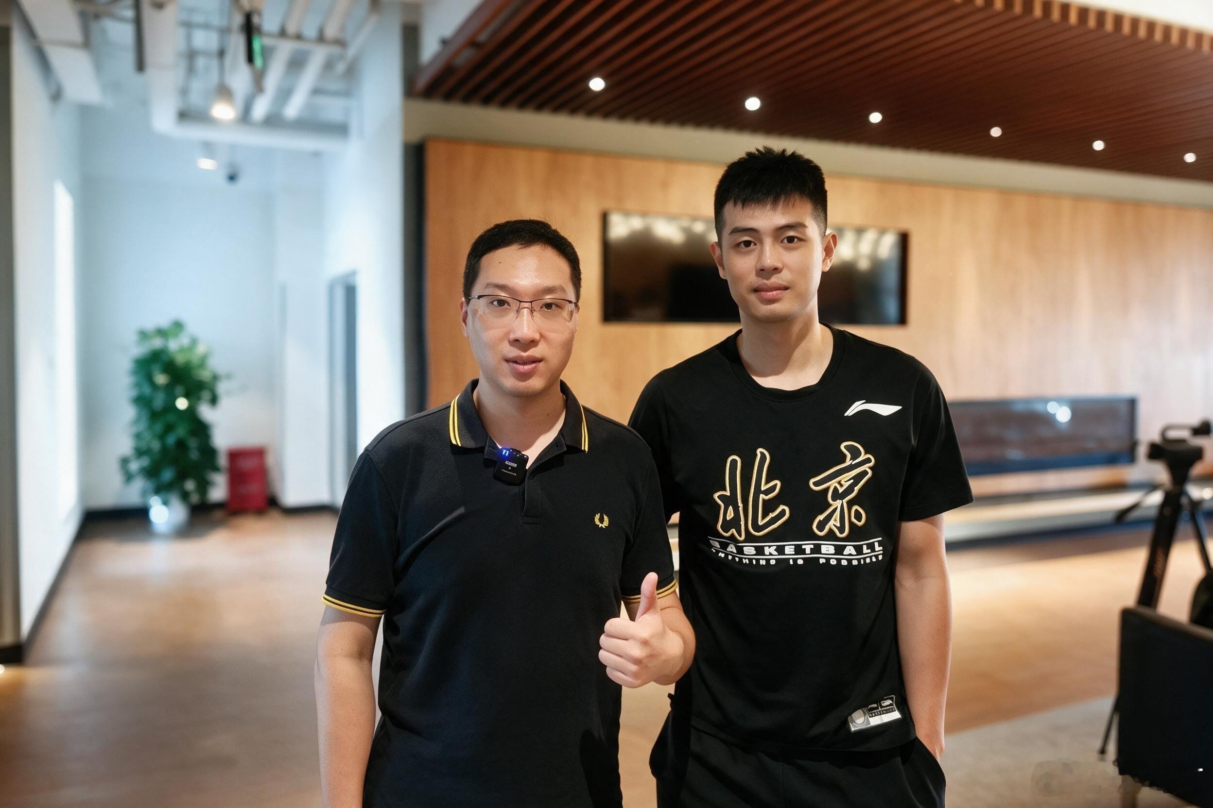 方硕以租借形式加盟长沙勇胜，租期2年，此前他已经前往长沙完成签约，图2这位是长沙