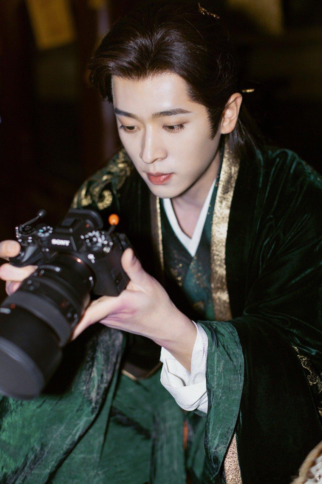 丞磊睫毛精剧集成何体统 大年初八开工就得看点好东西提神！丞磊这睫毛又长又密，眉眼