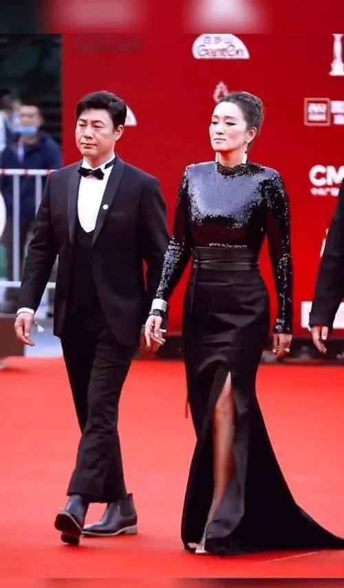 当张颂文与女王巩俐同框，终于见识了什么是真正的大气场！
这步伐，这气质
霸气侧漏