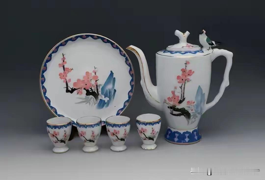 “这套瓷器产自湖南醴陵，毛主席家乡的瓷器。”彭湃把一套“红梅竹”图案的鸟鸣酒具递