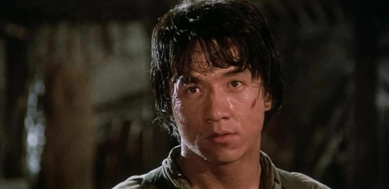 明明两个人在国内电影势均力敌，为什么李连杰总是差成龙半个身位呢？

  成龙和李