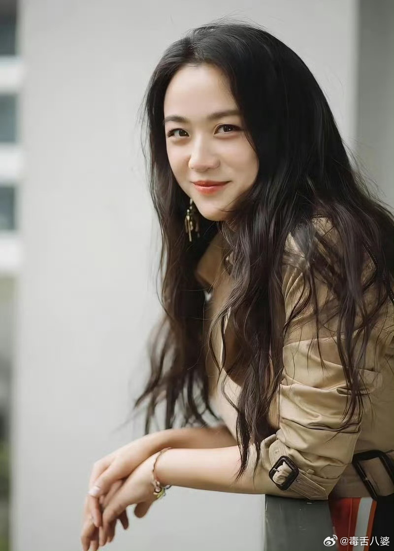 曝汤唯疑怀二胎说实话，现在女明星穿个宽松衣服就说是怀孕，这个逻辑真的该改改了。汤