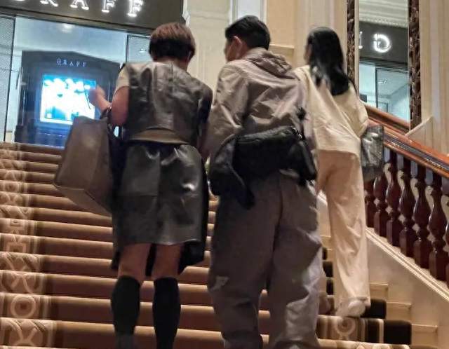 刘德华与妻子罕见同框！60岁朱丽蒨长相年轻被误认成女儿