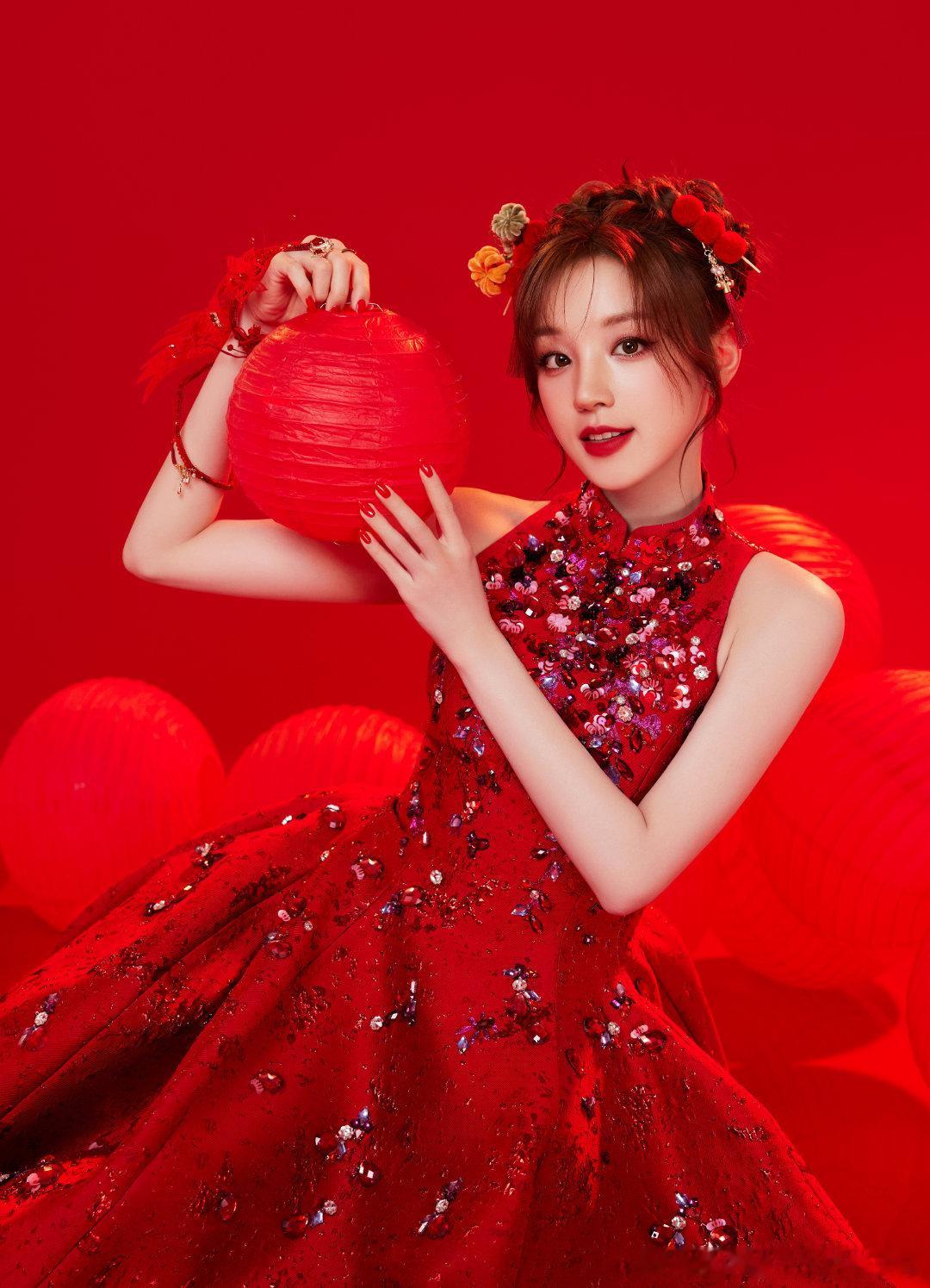 春意红包各有各的美  宋雨琦在舞台上真的是活力四射，甜美可人！她那灿烂的笑容和灵