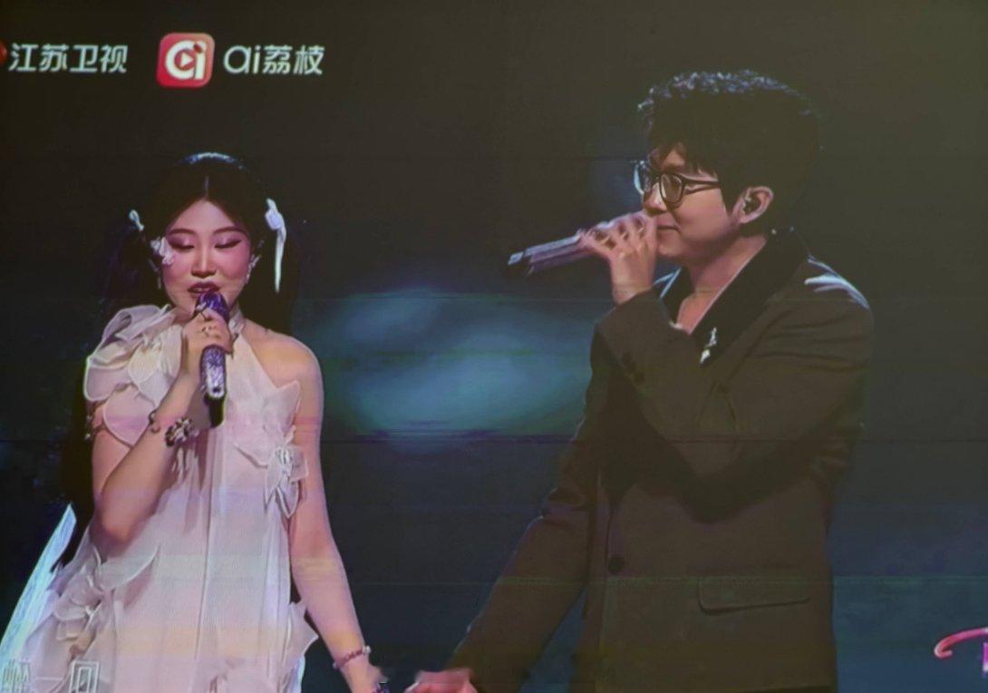 毛不易和粉丝都好善良啊，沈佳润唱的云里雾里然后毛不易还是一脸慈爱的看着他，不友好