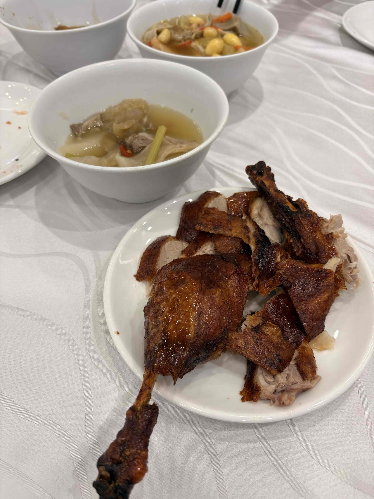 这么说吧，大排挡和大饭店的区别，
就像图片里的这个烤鸭和北京全聚德的烤鸭的区别一