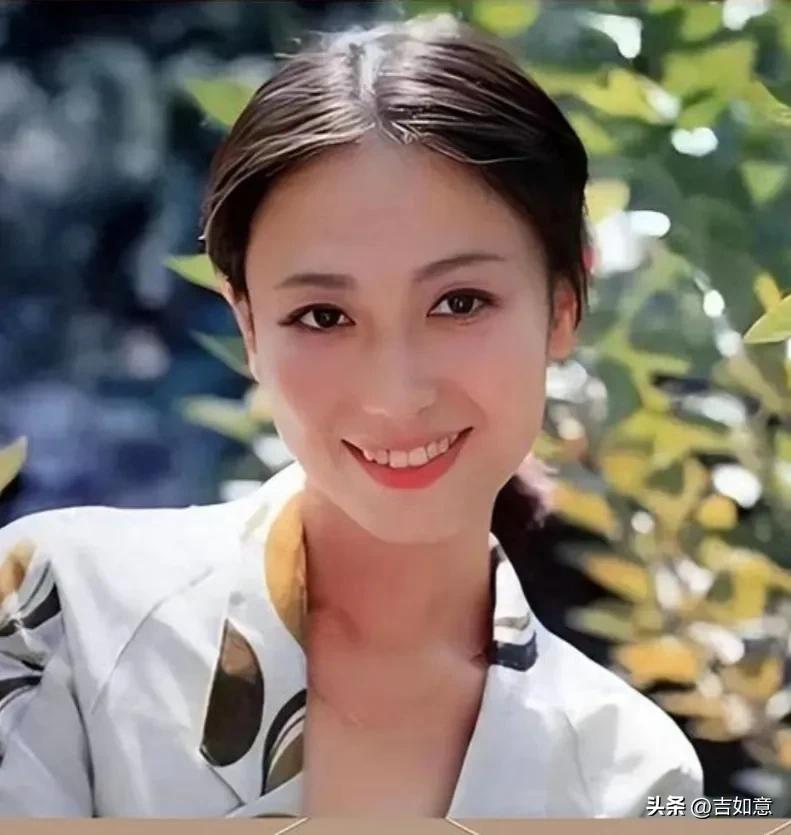 好久没听到左翎的消息了，年轻时的她真的是有气质有美貌。她是三十年前《情满珠江》的