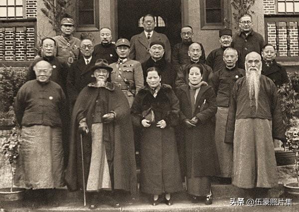 1943年1月11日，中英、中美分别签订新约，正式宣布废除英美在华特权。1月25