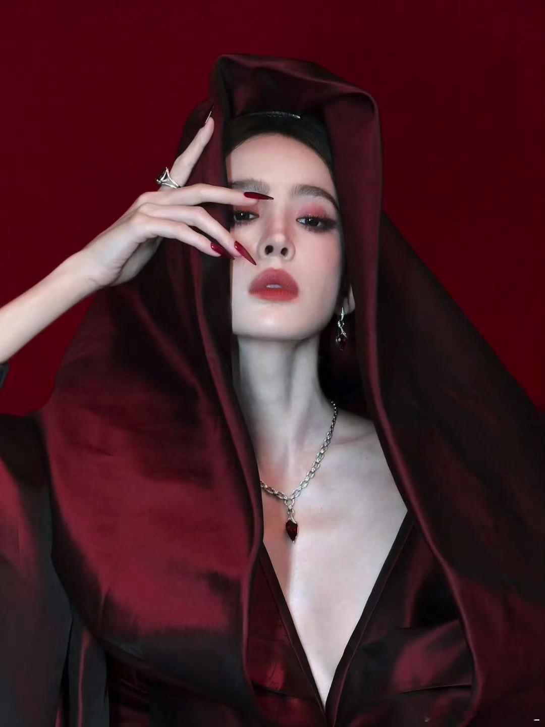 #娜扎 吸血鬼女王##娜扎[超话]#都来给我看看看！！我真的忍不住多发几张啊，女