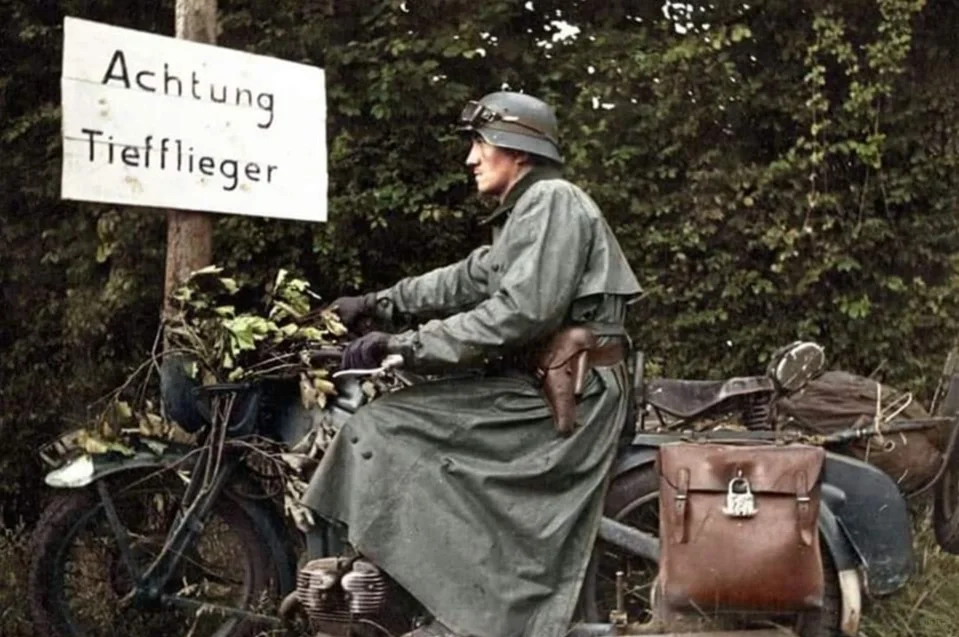 1944年7月12日，在法国诺曼底，一名德国摩托化侦察兵正骑在Zund...
