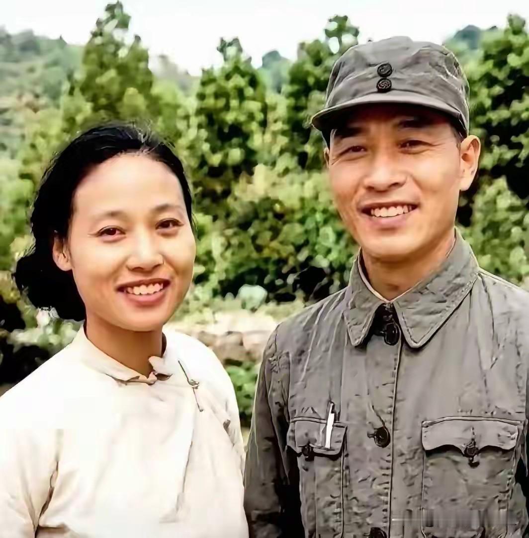 1944年，豫皖苏边区战火纷飞。彭雪枫与妻子林颖留下了一张珍贵的战地合影。
将军