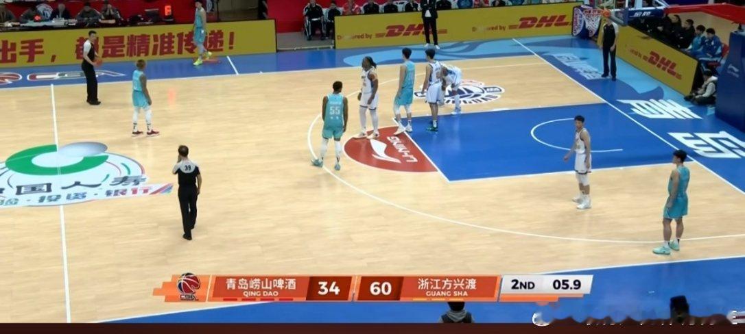 广厦逮着青岛一顿揍 