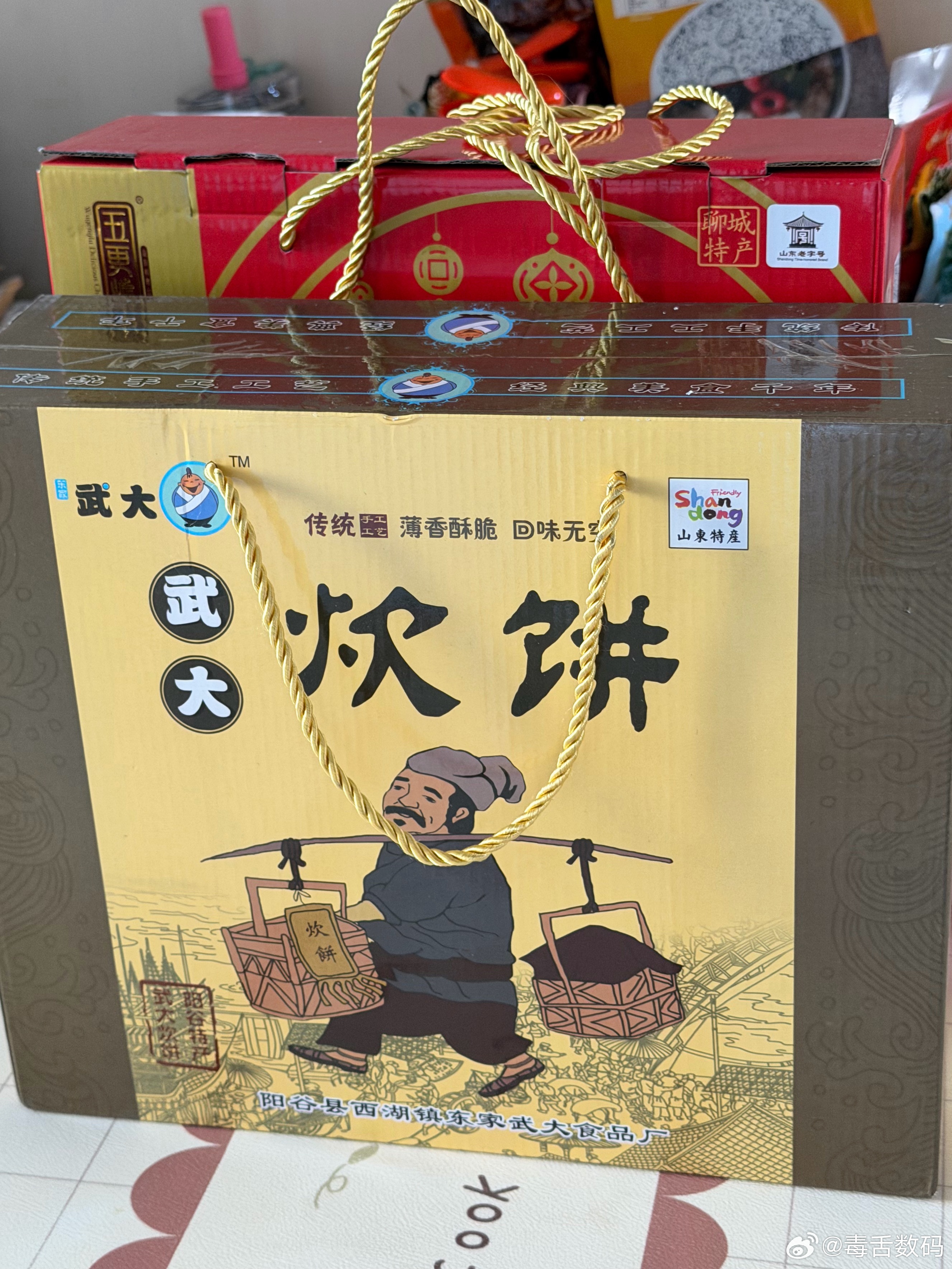 亲戚来青岛玩，给我带的特产，武大郎炊饼