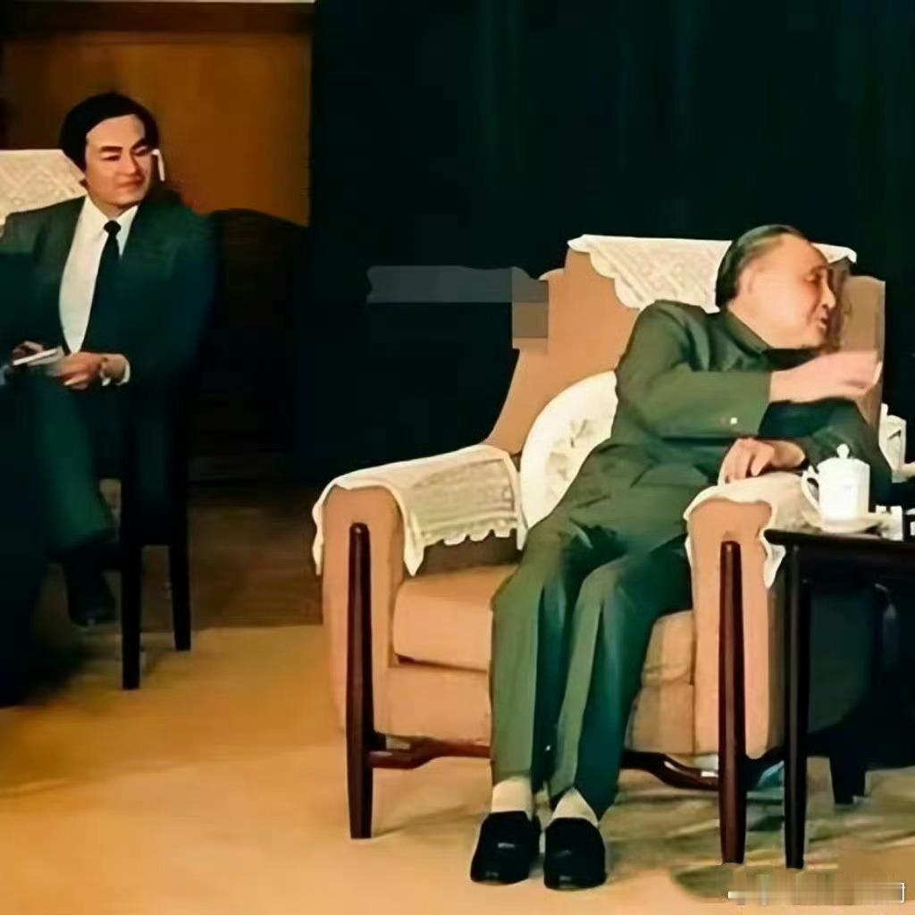 1988年，北京。小平同志在接见外宾，坐老人家左边的年轻人，是亚洲司的副处长，大