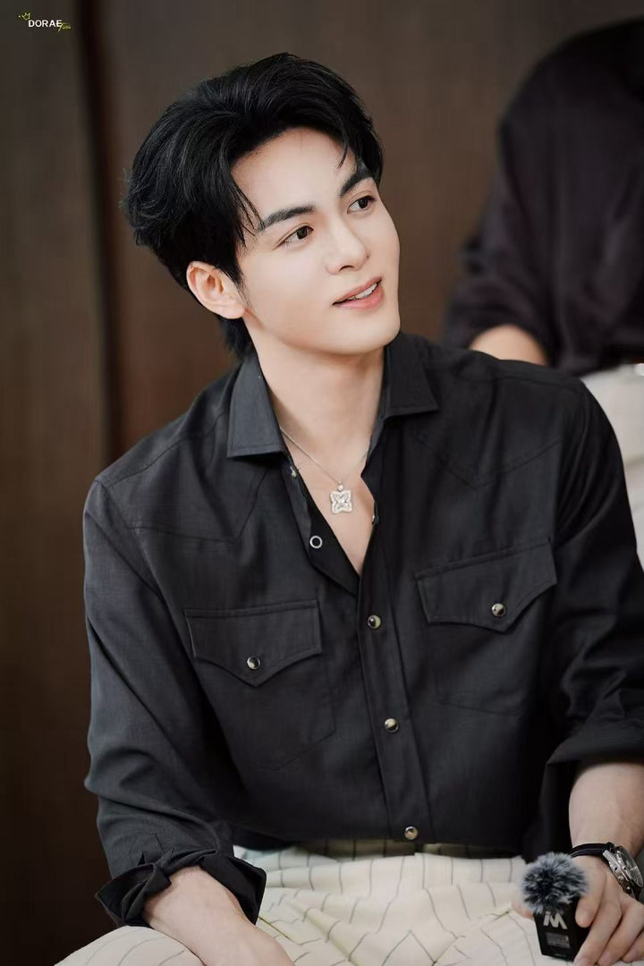 曾舜晞在愚人节当圣诞老人曾舜晞月鳞绮纪出场镜头 不要放过这个曾舜晞！愚人节直播发