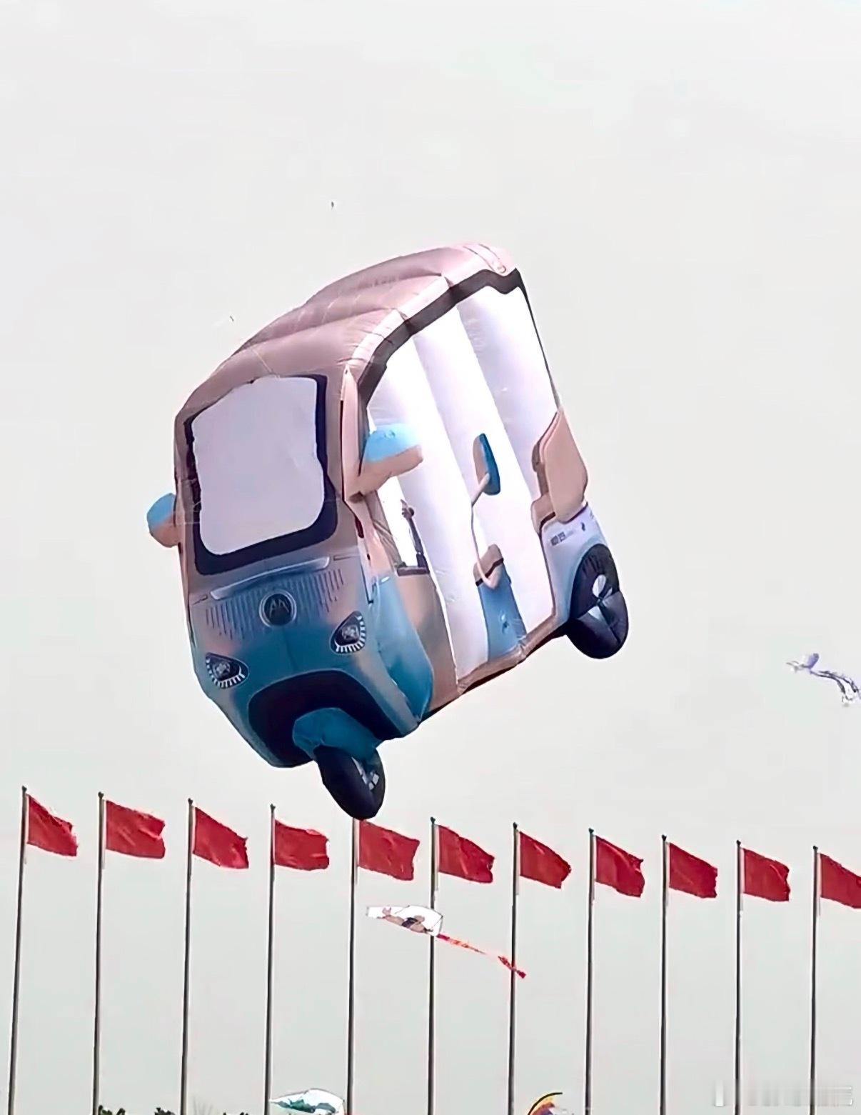 第一次见会搭讪的风筝第一次用社牛评价一个风筝头一回见这么会来事的风筝，逮着谁就贴