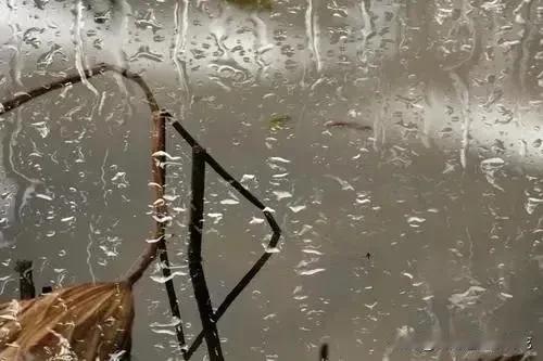 上联：冬雨敲窗惊客梦
下联：暮云遮月惹乡情

在冬天，雨水敲打着窗户，惊扰了在外