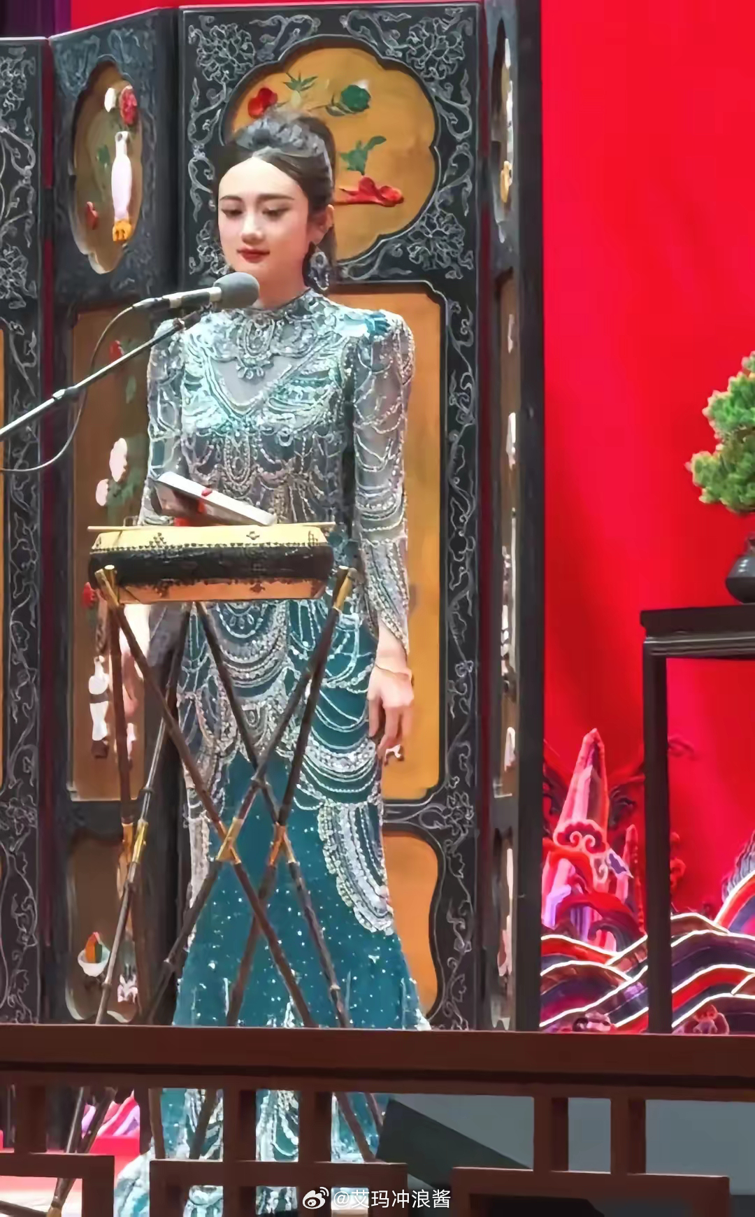 简直不要太像，德云社张婉怡几乎跟赵丽颖一模一样。 ​​​