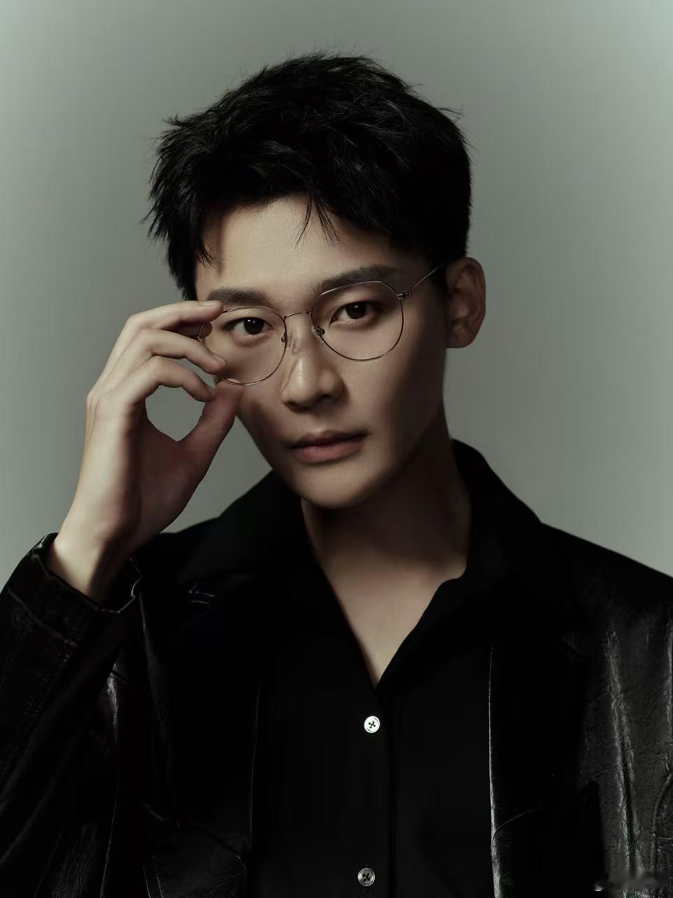 刘怡潼官宣签约和颂传媒 恭喜刘怡潼成和颂新成员！他演的陆文普满是书卷气，罗华又显