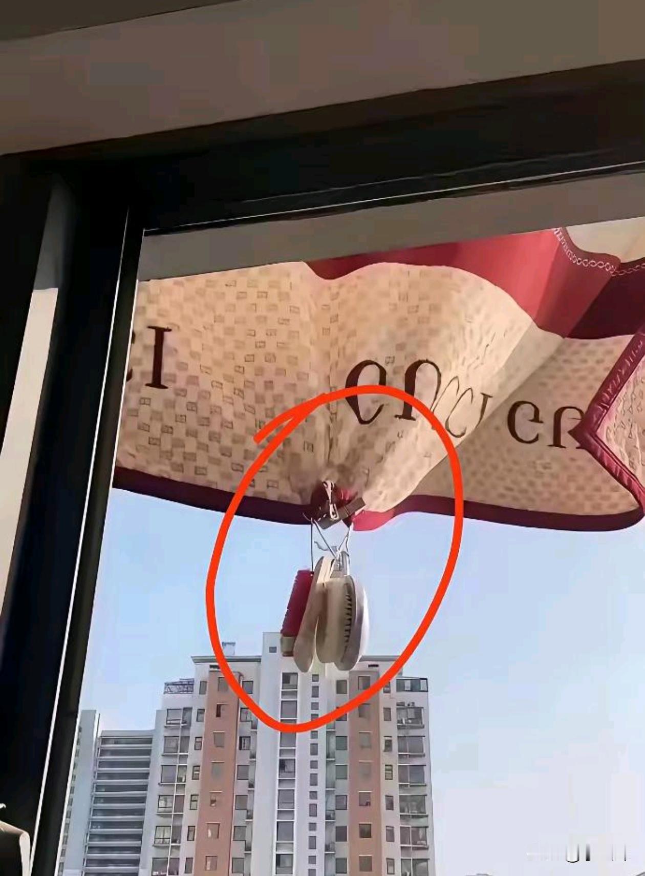 楼上邻居晾的被单夹两个刷子是啥意思？