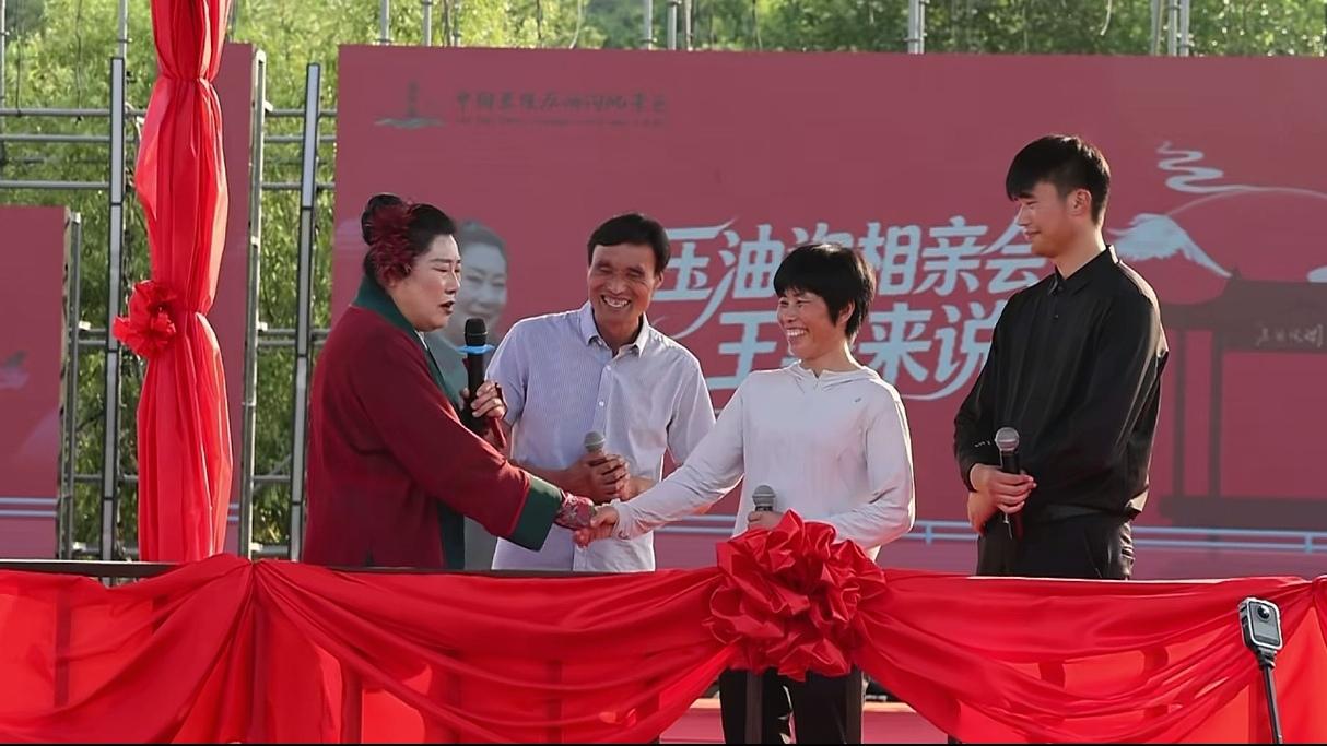 临沂兰陵王婆说媒现场超火！拉面哥儿子登台，多对新人牵手成功
 
6月13日下午，