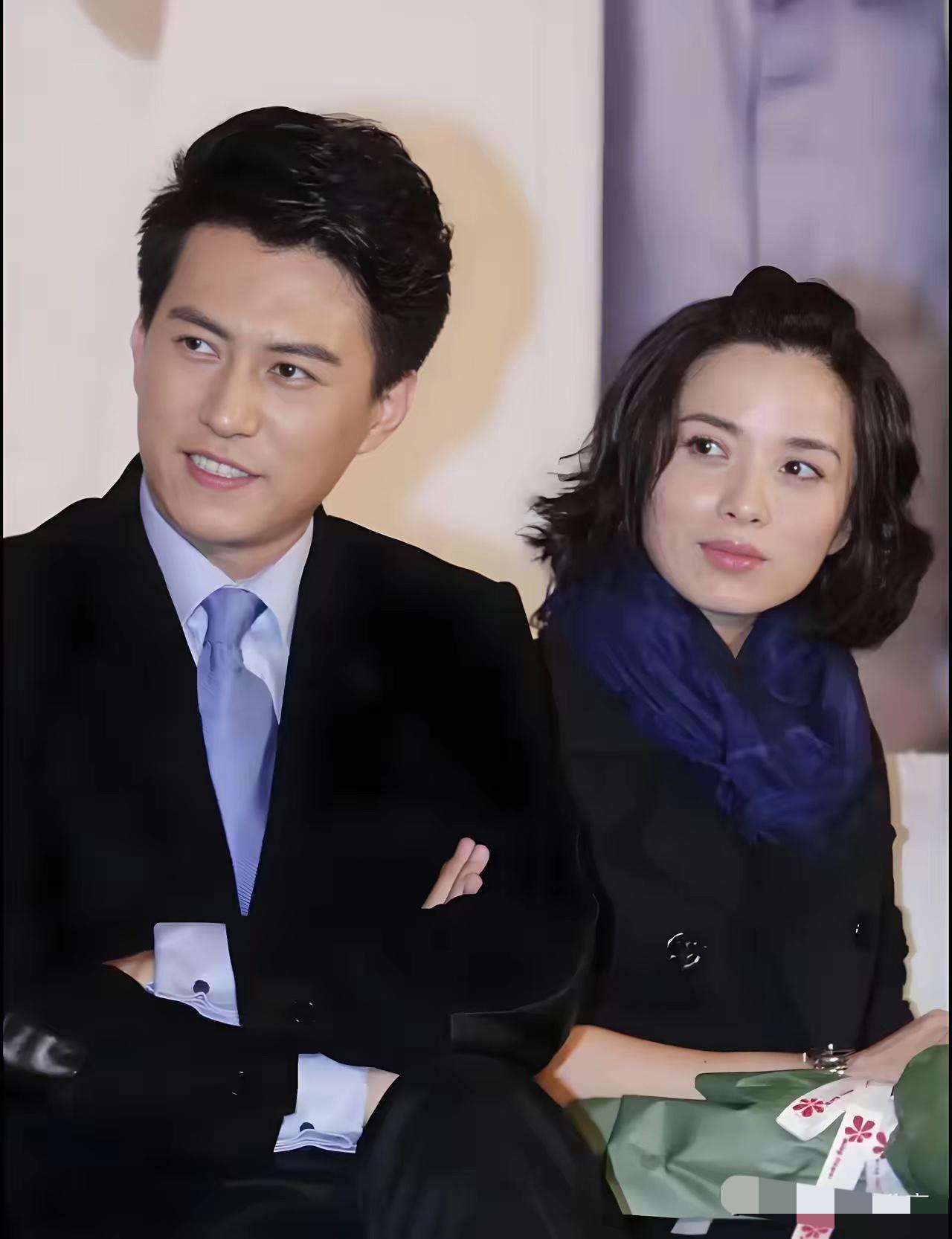 靳东我认识，旁边女士是谁？非常有气质