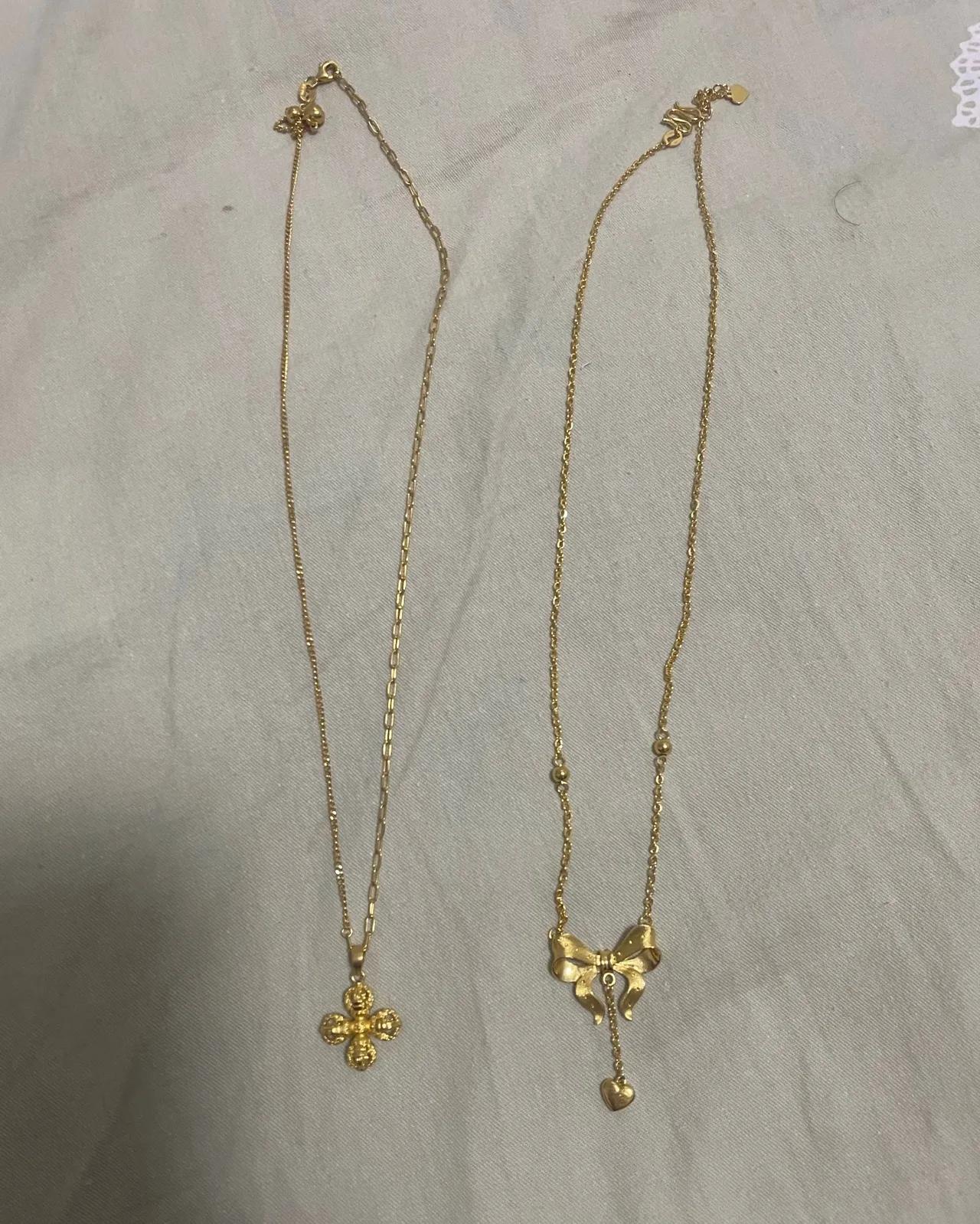 失业在家，需要生活费养孩子，压力太大了，想把这两条项链选一条拿去卖了，两条都喜欢