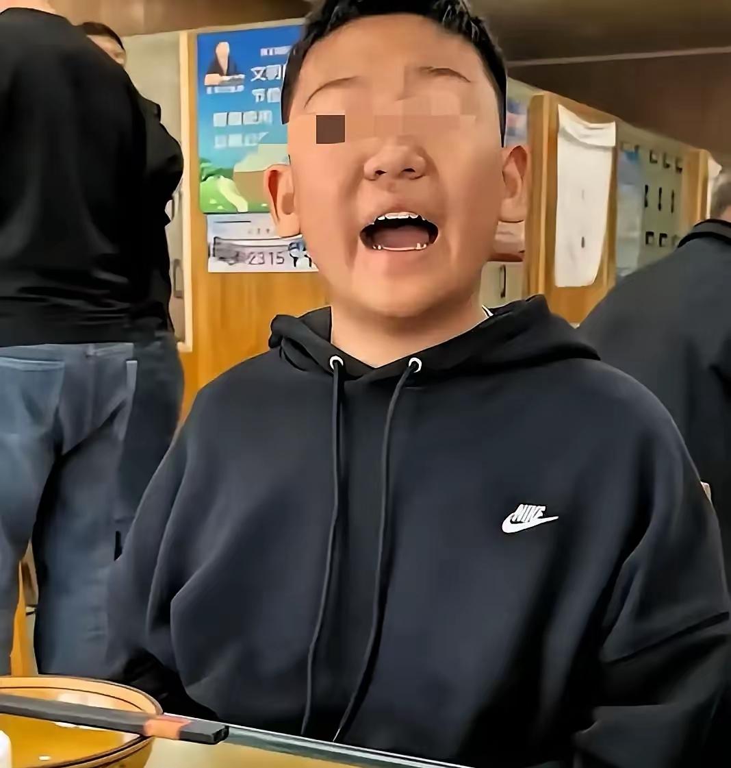 一家三口在饭店用餐，13岁男孩看到邻桌的充电宝，没有询问直接上手把玩，爸爸及时制