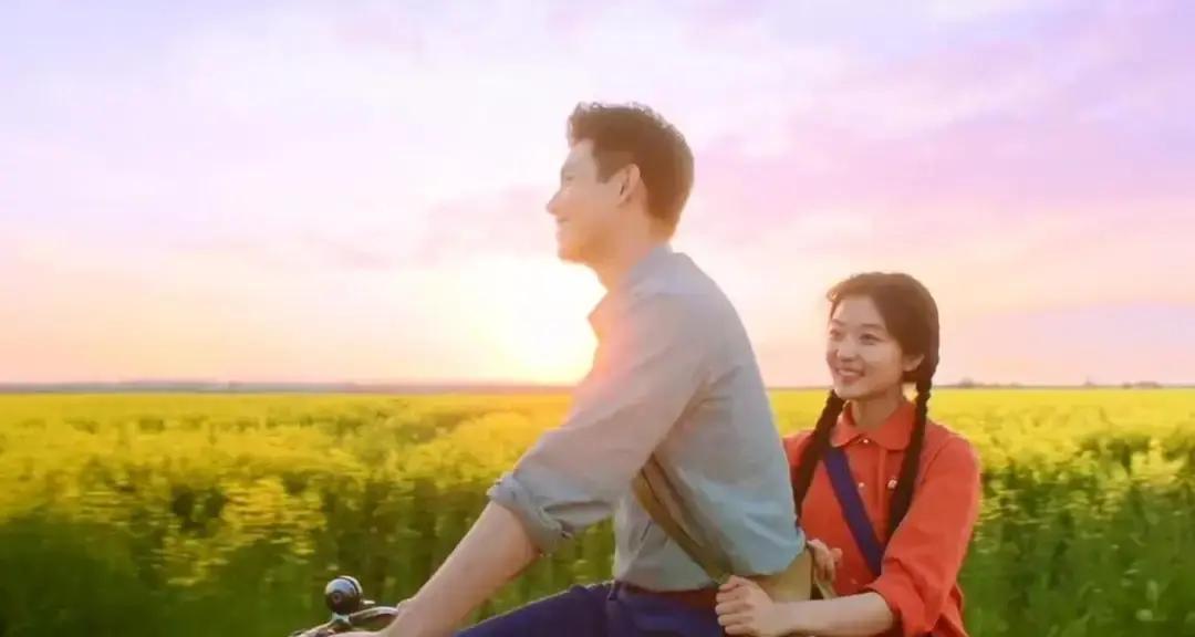 八套正播《帽业春秋》，我跟着爸妈看了几集，直接看哭。

刘敏涛演的林秀云，手上有