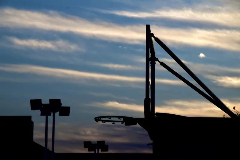 GUESS回应“关闭中国所有门店”这事儿还挺引人关注。有消息称GUESS要这么干