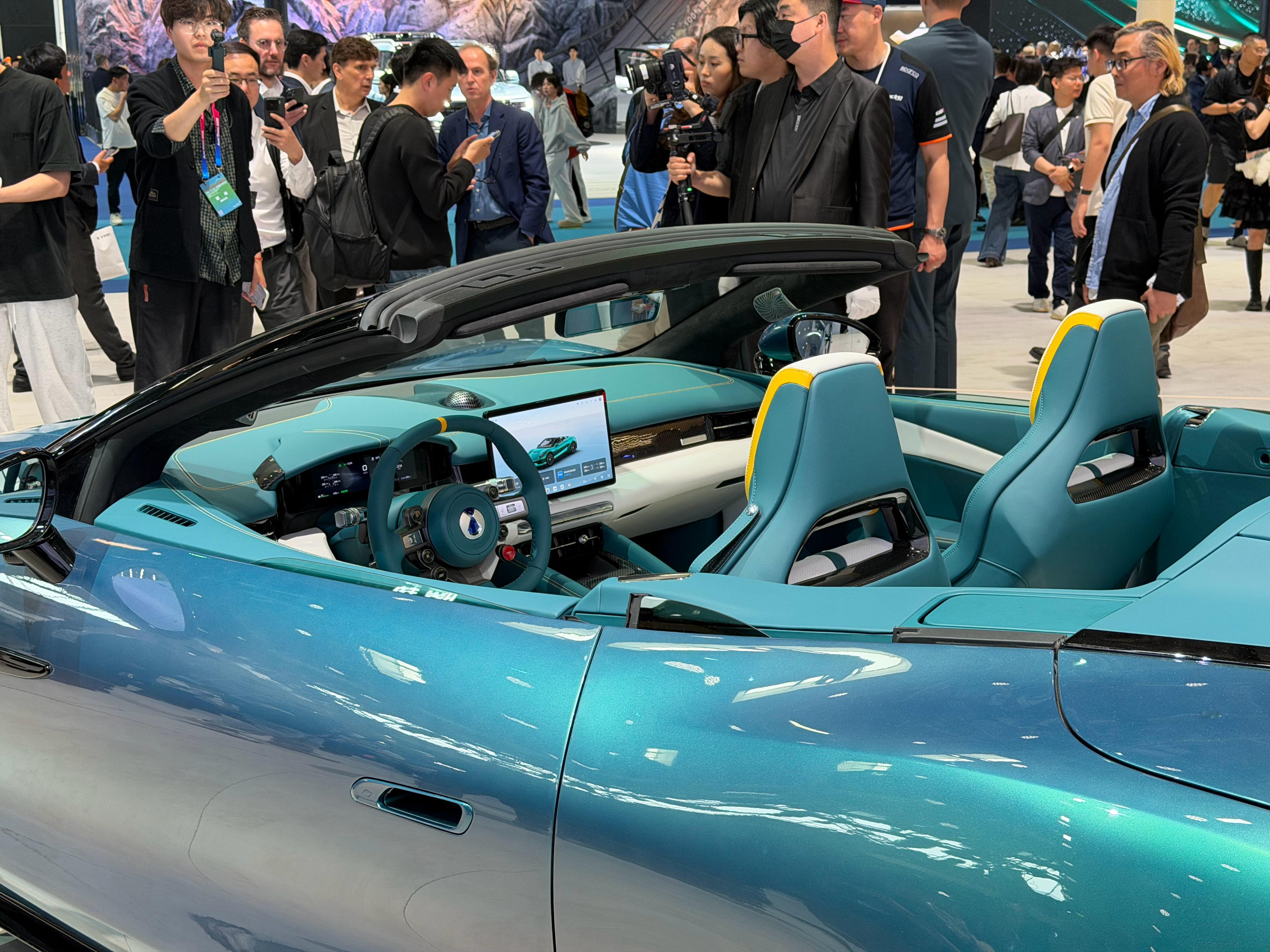 2026北京车展的重头戏，莫过于腾势Z的全球首秀。这台智能电动超跑的出现，让腾势