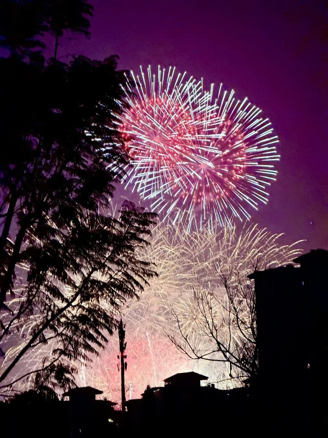 酒城夜话：烟花漫天处，皆是人间好时节
 
今天，正月初六晚，站在泸州沱江边簇拥的