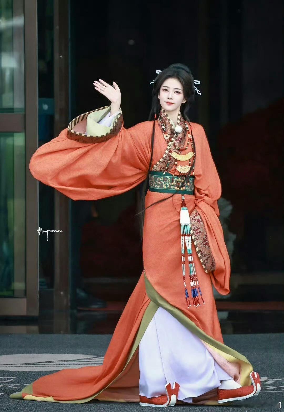 谁懂啊！白鹿这两套造型直接美到我心坎里，风格反差感绝了！不得不说，好气质真的能驾