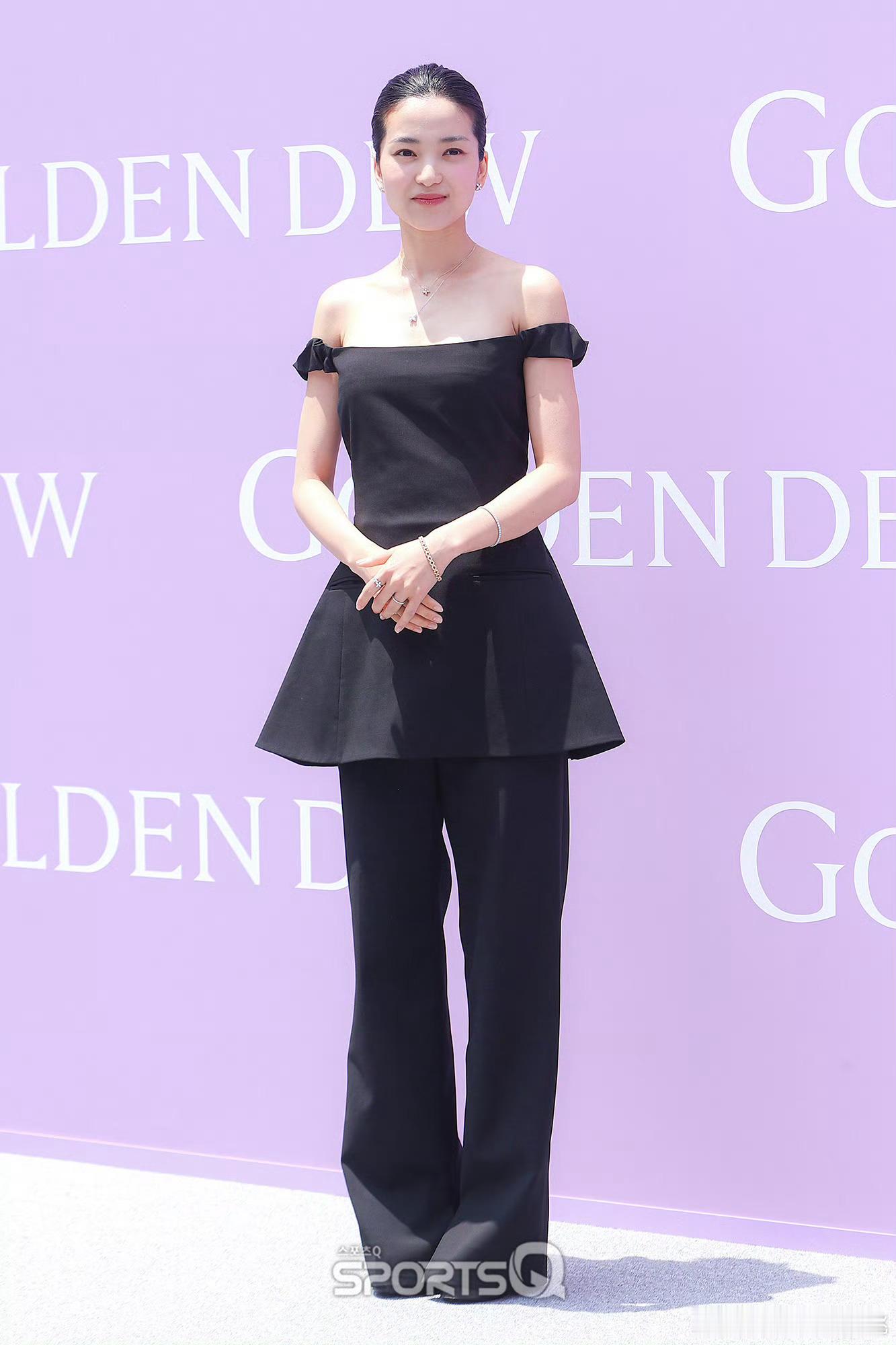 金泰梨、李惠利今日GOLDEN DEW 活动造型～怎么都是一身黑[笑cry] ​