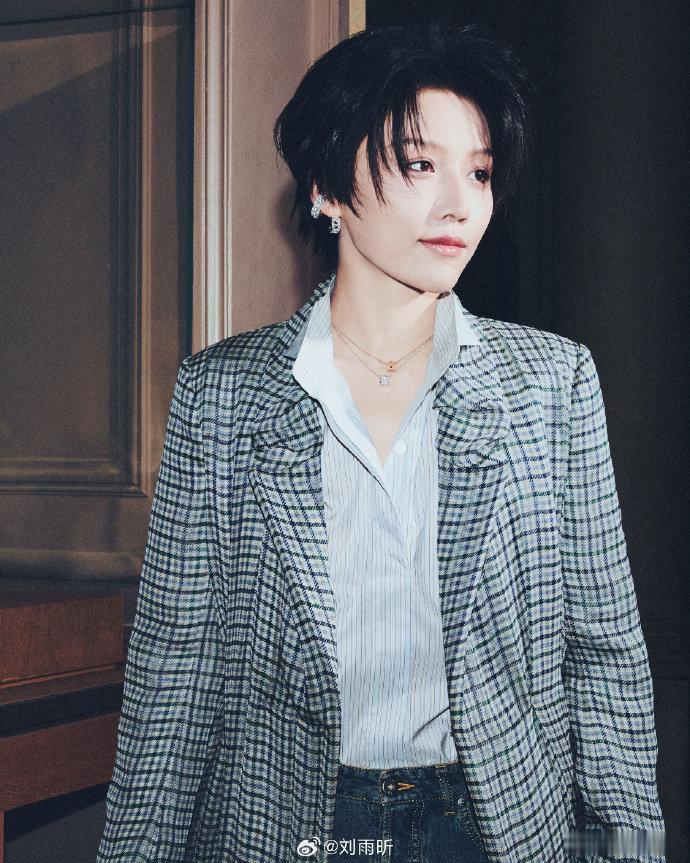 宁静叫刘雨昕美女 刘雨昕舞蹈新风暴录制上班 能得到宁静的认可与夸奖，足以证明刘雨