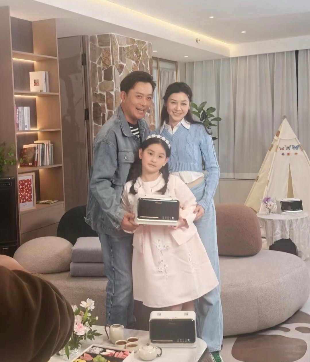 52岁黄海冰和老婆女儿一起在客厅开睡衣派对，一家人感情和睦。女儿扎着麻花辫，长相