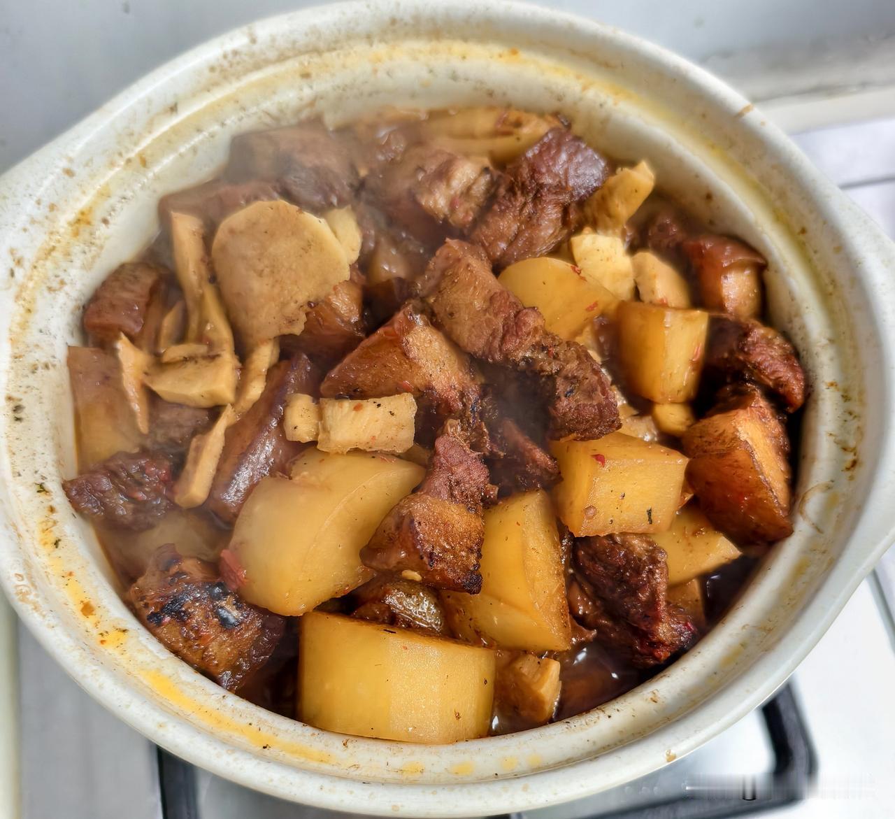 今天南京阴雨一天，无法出去走走，只有宅家一天。

中午老伴烧的砂锅红烧肉，放了