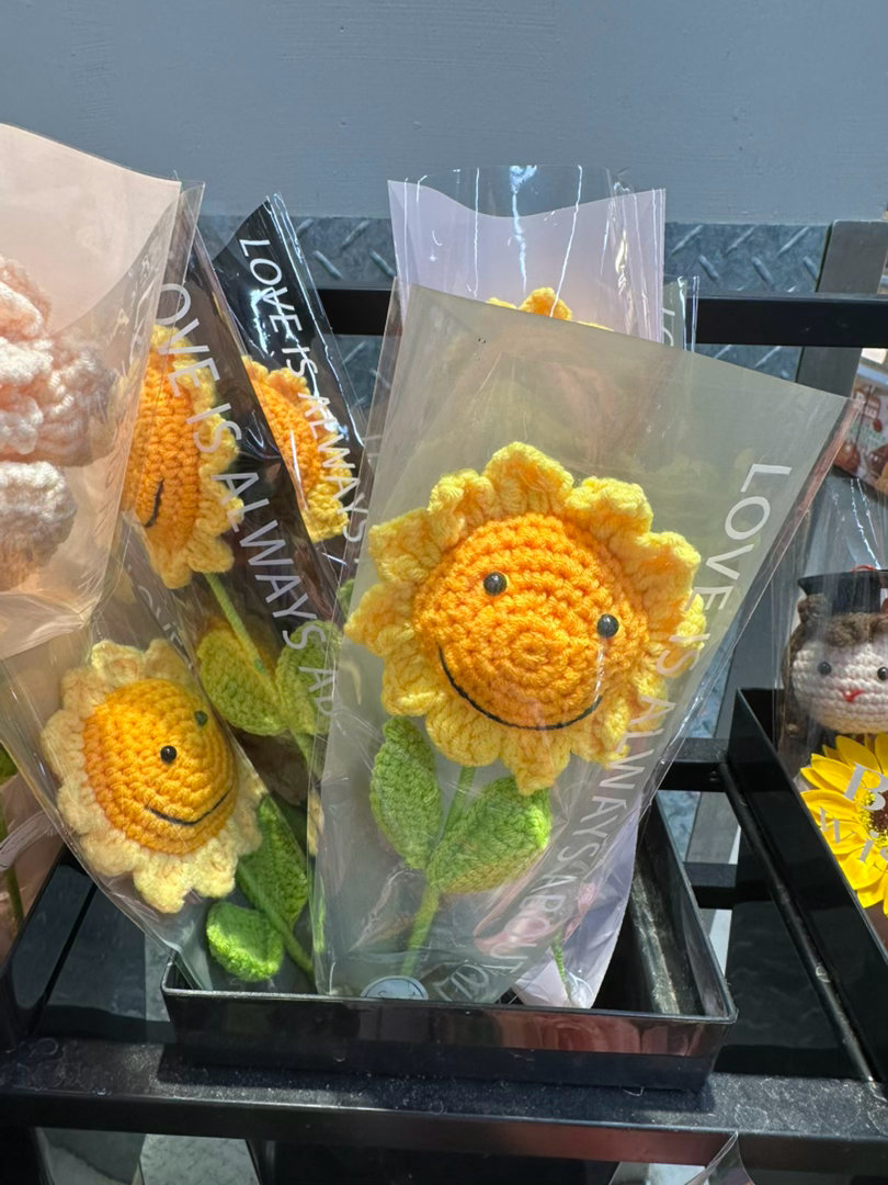 生活手记看到向日葵🌻就挪不開腳，但忍住。我是不是要去暗示明示我喜歡向日葵啊😍