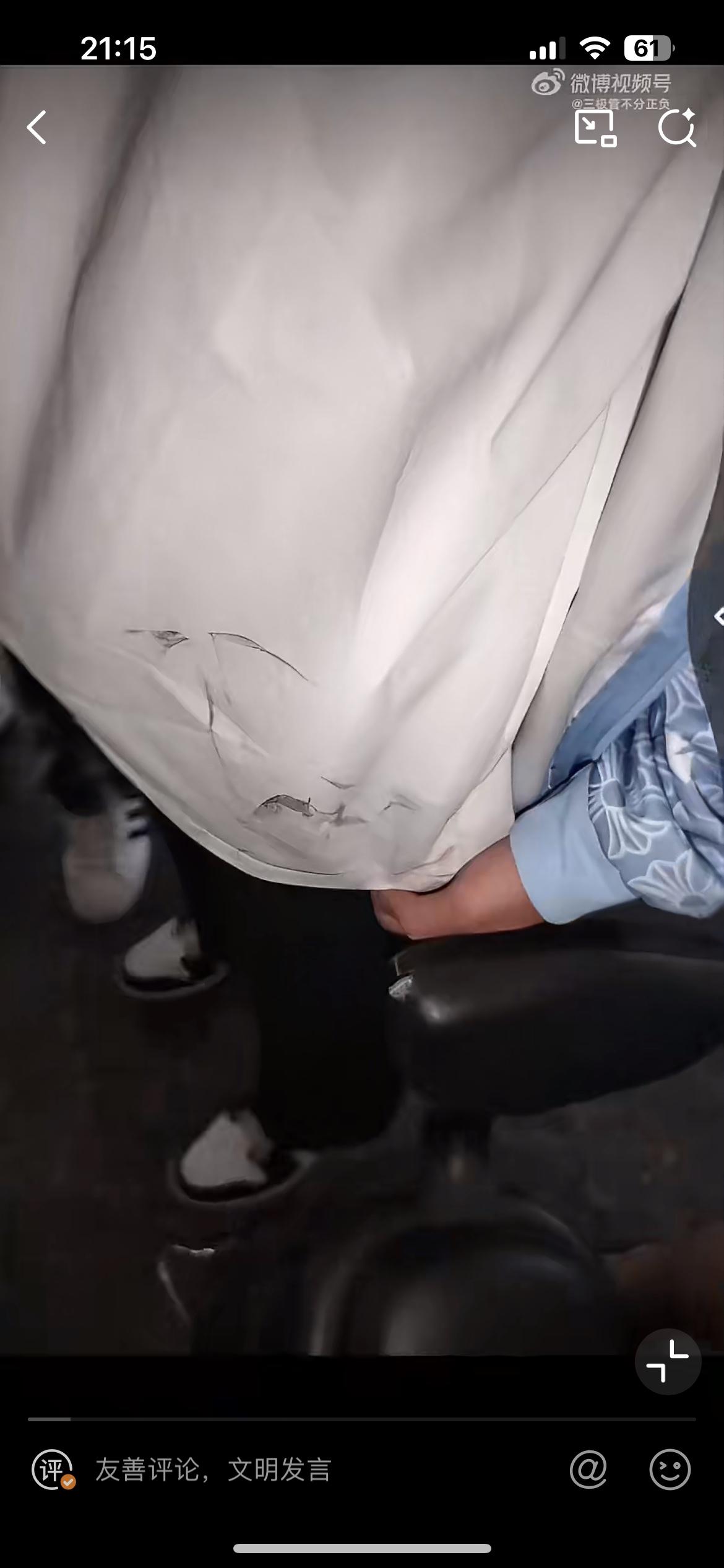 江苏宿迁泗洪一小学，男孩35块的新衣服被同学弄脏了，同学答应把衣服拿回去给他洗干