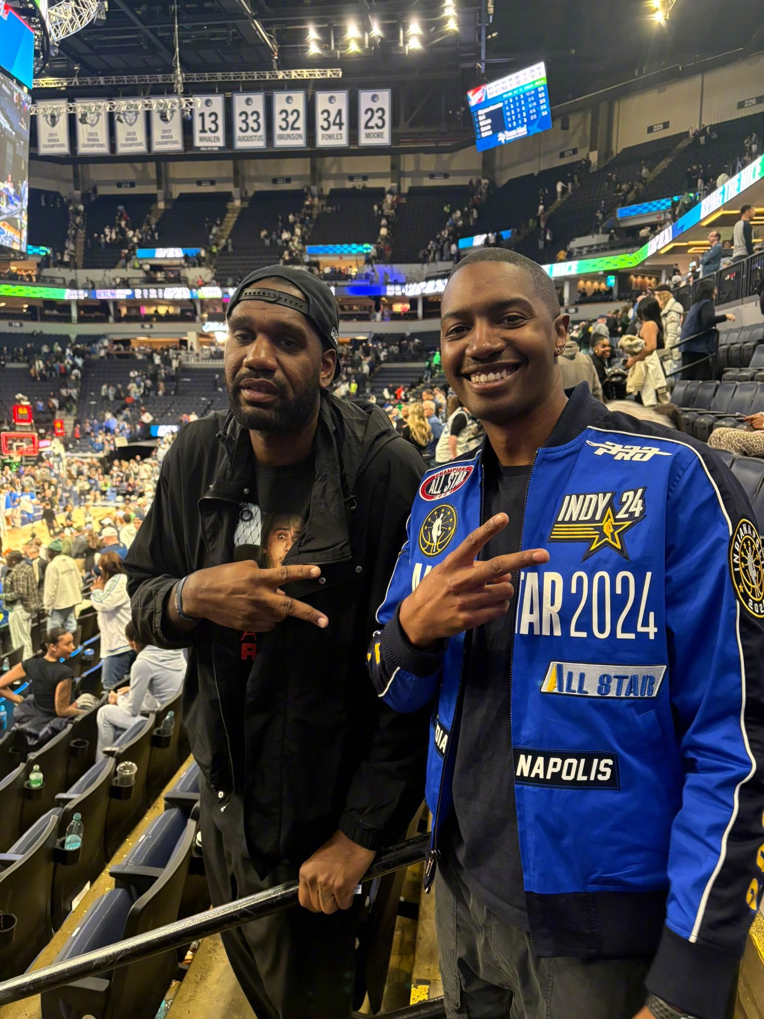 一球迷晒出了和奥登的合影，配文写道：“我哥们儿跟我说他当年是NBA状元，还在开拓