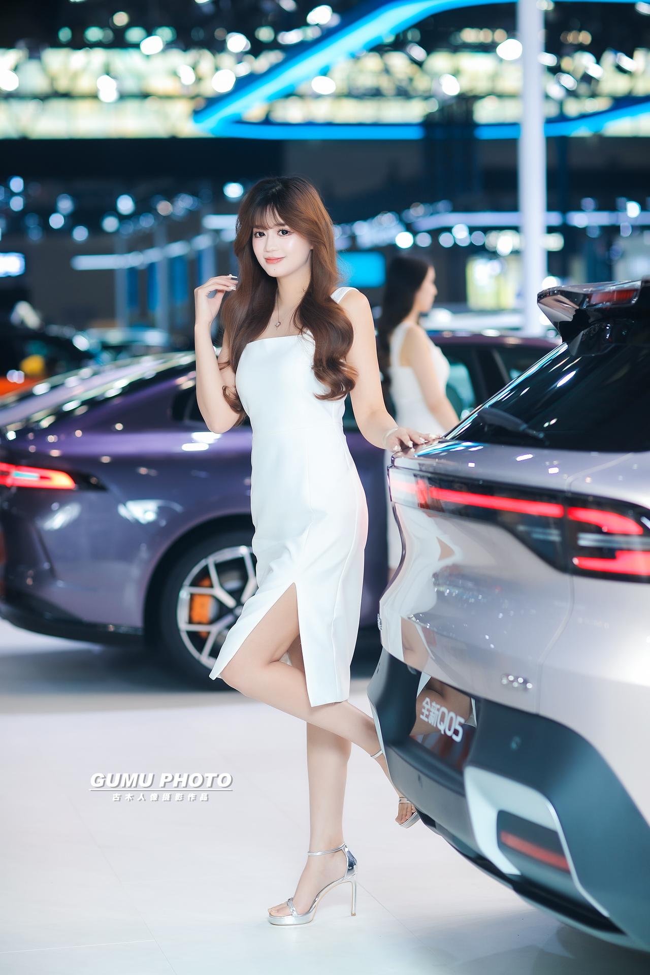 2025重庆汽车消费节长安启源展台模特小姐姐
