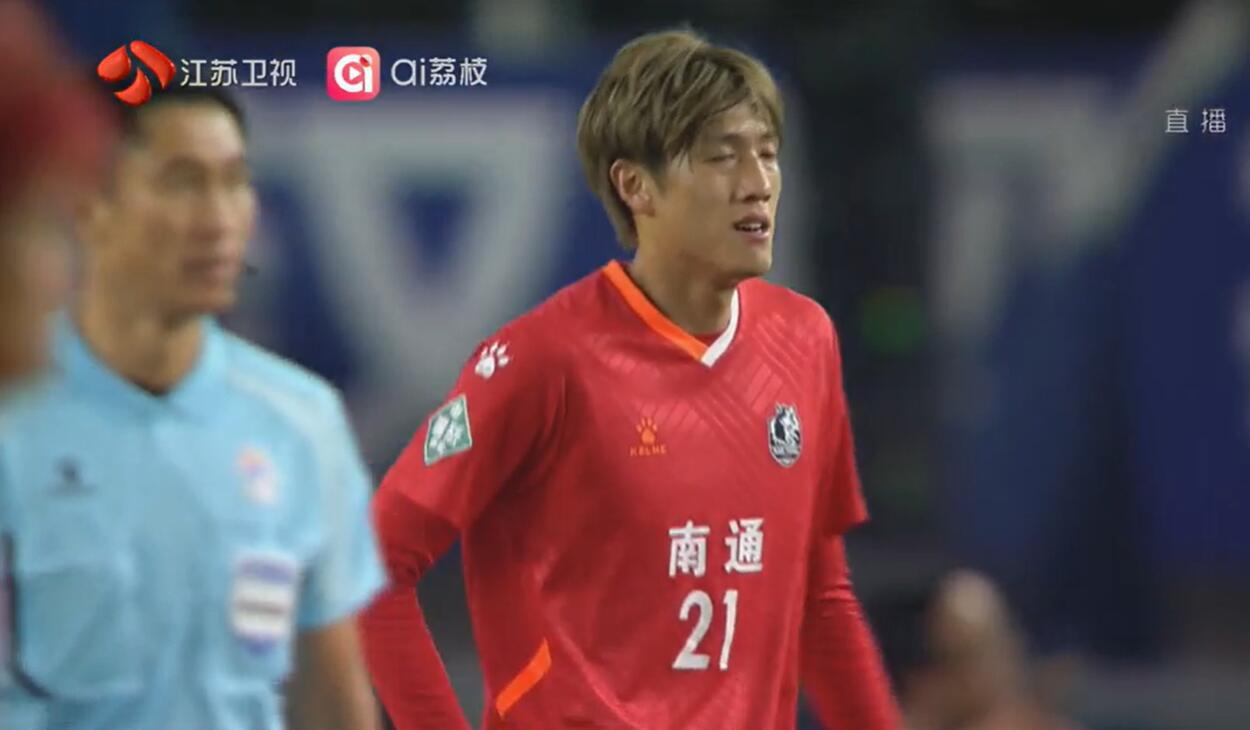 苏超决赛上半场，总体来说双方都没有犯错。南通队边路突破，基本被泰州后卫限制。这个